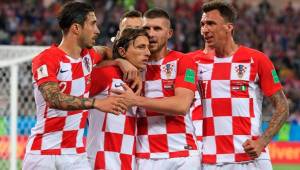 Los jugadores de Croacia felicitando a Modric tras su anotación de penal.
