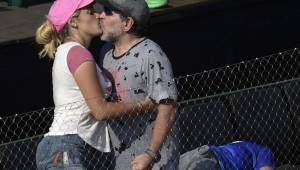 (FILES) This file photo taken on February 03, 2017 shows Argentine football legend Diego Maradona (R) and his girlfriend Rocio Oliva kiss during the 2017 Davis Cup World Group first round single tennis match between Italy's tennis player Andreas Seppi and Argentine player Carlos Berlocq at Parque Sarmiento stadium in Buenos Aires on February 3, 2017. Seppi won 6-1, 6-2, 1-6, 7-6 (8-6).Spanish police were called to a Madrid hotel by concerned staff on Februrary 15, 2017 over an argument between former Argentine footballer Diego Maradona and his girlfriend. 'When the agents and emergency services arrived, those people (Maradona and his girlfriend) showed no sign of injuries and did not press charges, there was just a discussion,' police sources told AFP. / AFP PHOTO / JUAN MABROMATA