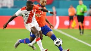 Los chilenos fueron goleados por Perú en Miami en un exquisito partido de los incas. Foto AFP