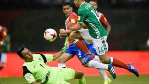 El portero tico Keylor Navas recibió los insultos homofóbicos de los aficionados mexicanos en el estadio Azteca que podría ser cerrado por la FIFA.