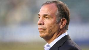 El entrenador de Estados Unidos, Bruce Arena, anuncia el cambio en la forma de jugar del equipo americano que enfrentará a Honduras en marzo de 2017.