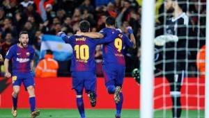 Messi celebrando su segundo gol junto a Suárez y Alba.