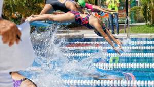La Escuela Internacional Sampedrana se quedó con el primer lugar en natación en los Juegos de la Juventud. Fotos Neptalí Romero