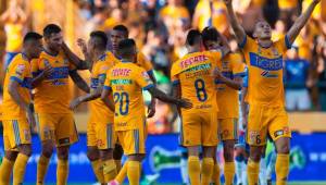 Los jugadores de Tigres celebrando la anotación de Gignac.