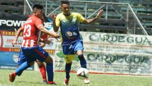 Bayron Méndez en accion con la camisa del Cobán Imperial de Guatemala.