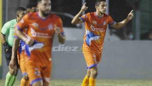 El delantero Juan Ramón Mejía celebra el gol con el que Lobos UPN se puso a ganar sobre Honduras Progreso.