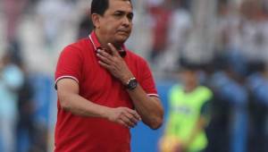 Nahún Espinoza dejó plantada a la prensa que lo estaba esperando para entrevistarlo en el estadio Nacional.