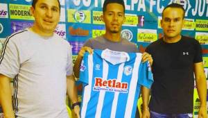 Bayron posa con la camisa del Juticalpa con uno de los presidentes Joel Sandoval y el gerente Erlin Lagos.