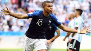 El delantero de Francia Kylian Mbappé celebra el doblete que le marcó a Argentina en el Mundial de Rusia. Foto AFP