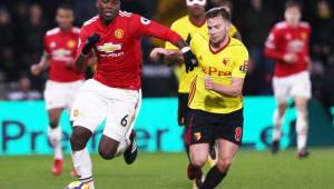 Paul Pogba pelea el balón con Tom Cleverley en un partido muy disputado. Foto EFE