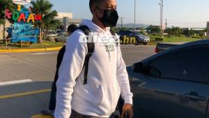 Joshua Canales aterrizó en San Pedro Sula y de inmediato se desplazó al Hotel de la H en Siguatepeque para ponerse a las órdenes de Fabián Coito. Foto Jeffry Ayala