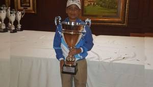 El pequeño Malaquías Vargas posa con el trofeo de campeón de Centroamérica.