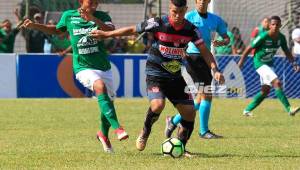 Allan Banegas y Marcelo Espinal tuvieron un duro duelo en el medio campo.