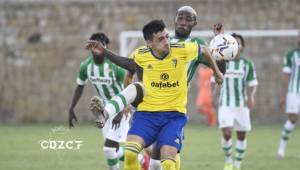 El Betis derrotó al Cádiz en el primer partido de pretemporada del cuadro amarillo que este sábado no contó con el hondureño Choco Lozano. Foto cortesía