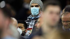 La afición italiana ha tenido que acudir a algunos partidos con mascarillas para prevenir el coronavirus.