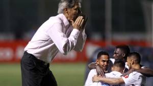 El entrenador del Olimpia, Carlos Restrepo, ahora tiene que luchar contra la UPN para buscar llegar a la final, de pasar, se encontraría contra Motagua.