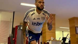 Alves dejó de jugar como lateral derecho desde que fichó esta temporada con el Sao Paulo.