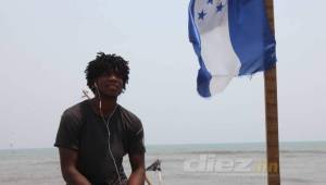 Cristian Jaffet Moreira posa en las playas de Corozal, comunidad garífuna en donde creció en Honduras. Foto: Edgar Witty