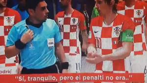Modric no estuvo de acuerdo con las desiciones del árbitro en el primer tiempo.