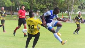 El delantero de la Sub-23 de Honduras, Darixon Vuelto, disputando la pelota durante el encuentro ante Real España. Fotos cortesía | Fenafuth