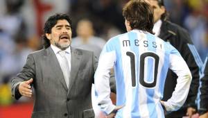 Maradona dijo que Messi parece un peluche y no un jugador de fútbol.