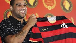 Adriano cuando era presentado con el Flamengo.