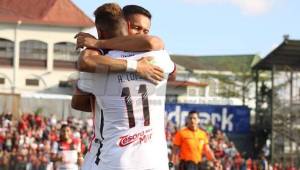 El delantero Roger Rojas se abraza con su compatriota Alexander López quien también marcó en el triunfo del Alajuelense. Foto cortesía