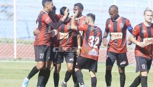 Los jugadores del Lone FC celebran uno de los goles que marcaron este miércoles en el triunfo sobre el Villanueva FC en San Pedro Sula. Fotos Neptalí Romero