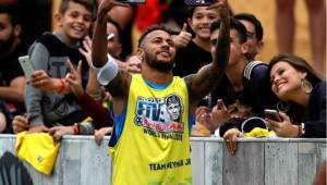 Neymar participó en un torneo internacional de fútbol de barrio organizado por el propio crack en Praia Grande.