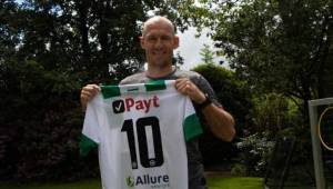 Así fue anunciado Arjen Robben como el nuevo jugador del FC Groningen de la primera división de Holanda.