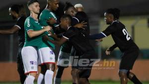 Los jugadores Yerson Gutiérrez y Espíndola son marcados por defensores del Honduras Progreso durante un córner. // Fotos por Neptalí Romero.