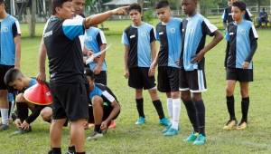 El entrenador Alejandro Bravo dando instrucciones a los jóvenes antes de la práctica. Foto Neptalí Romero