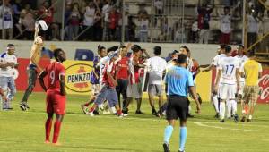 La barra del Olimpia ingresó sobre el cierre del juego contra Real Sociedad y la Comisión lo sancionó con dos partidos. Foto Ronald Aceituno