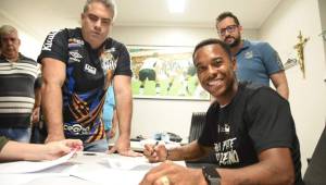 Robinho estampó su firma en su nuevo contrato con el Santos brasileño y cobrará 1500 reales.