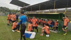 Los futbolistas del Honduras Progreso esta mañana cuando salieron a la cancha pero no entrenaron, pues no han recibido los pagos de salarios atrasados. Fotos DIEZ