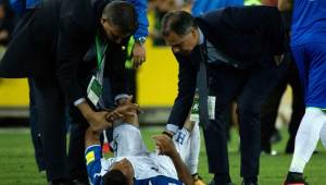 El secretario de la Fenafuth, José Ernesto Mejía y Jorge Salomón cuando consolaban a los seleccionados catrachos tras quedar fuera del Mundial. Foto DIEZ