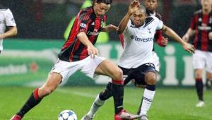 El volante hondureño Wilson Palacios en plena competencia en 2010 con la camisa del Tottenham enfrentando al Milan cuando jugaba Zlatan Ibrahimovic.