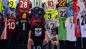 El argentino Lionel Messi sorprendió a muchos al mostrar su colección de camisas después de disputar 600 partidos como profesional con Barcelona y la selección argentina.