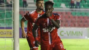 Rubilio Castillo anotó el gol del empate para el Royal Pari y se queda en la quinta posición del campeonato local.