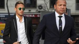 Neymar ni retorna al Barcelona ni se va al Real Madrid, así lo informa su padre.