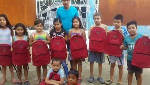 El mediocampista del Real España, Christian Altamirano, haciendo un gesto importante con los niños más necesitados de su colonia en San Pedro Sula.