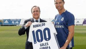 Florentino Pérez le regaló esta camiseta a Cristiano Ronaldo por su logro. FOTO: RealMadrid.com