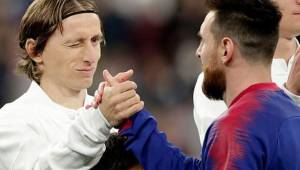 Modric saludando a Messi durante un Clásico disputado en el Santiago Bernabéu.