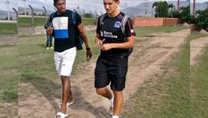 Johnny Leverón fue bien recibido por Carlo Costly en el entreno del Olimpia.