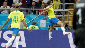 Coutinho mientras celebraba su gol ante Suiza.