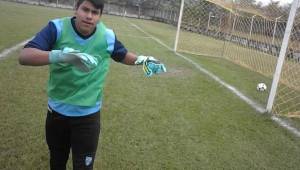 A sus 13 años ya debutó en Liga Mayor y se entrena en canchas de la Fenafuth en Siguatepeque.
