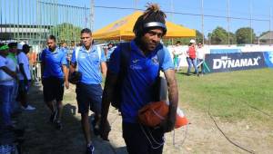 Los jugadores del Motagua fueron recibidos en el Excélsior por una lluvia de objetos. Fotos Ronald Aceituno