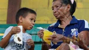 La abuelita de Jorge Ñangui Cardona protagonizó una de las lindas imágenes del encuentro entre Honduras Progreso y Real España. Foto Neptalí Romero