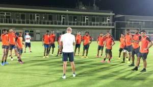 El DT Miguel Falero hablando con los jugadores durante el primer entrenamiento en Osaka, Japón donde juegan el lunes ante los anfitriones. Fotos cortesía Fenafuth