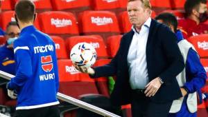 Koeman pidió el fichaje de Depay a la directiva y podría concretarse este lunes; el técnico dirigió ante el Sevilla su tercer partido oficial como azulgrana.